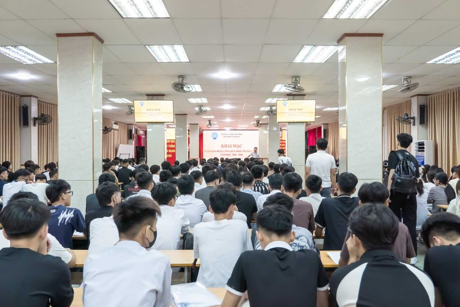 TUẦN SINH HOẠT CÔNG DÂN SINH VIÊN ĐẦU KHÓA NĂM 2025